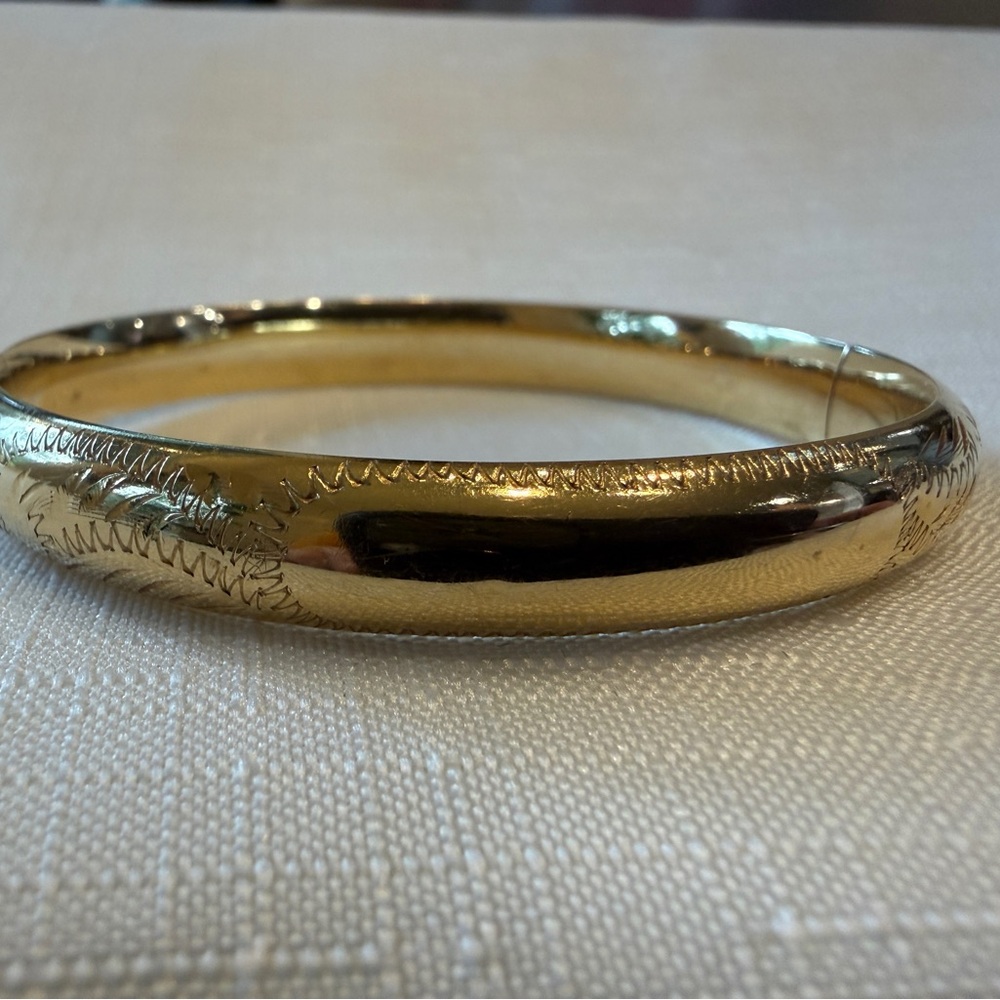14k Gold Etched Hinged Bangle Bracelet
